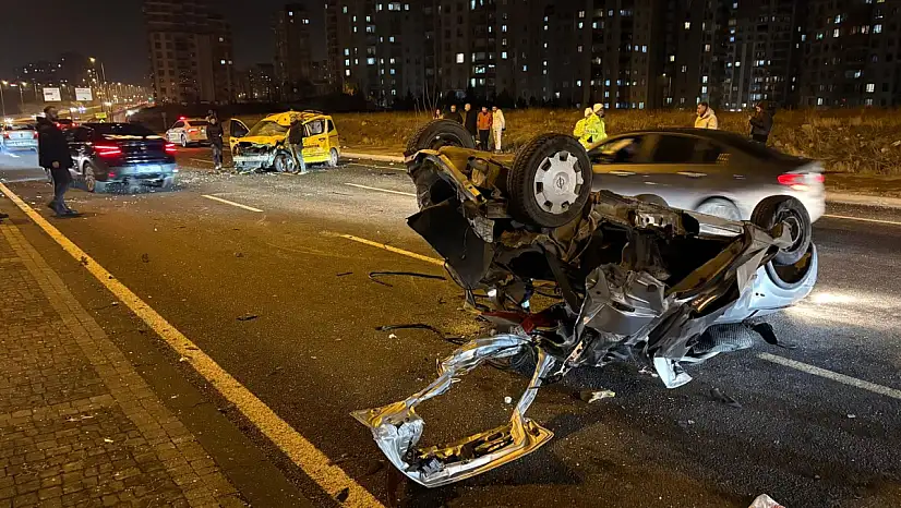 Korkunç Çarpışma 1'i Ağır 3 Yaralı