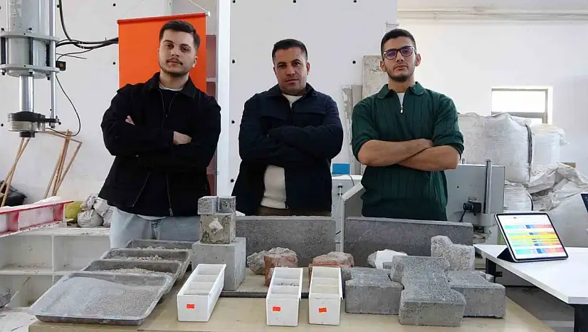 Malatya'da deprem enkazı beton yola dönüştü