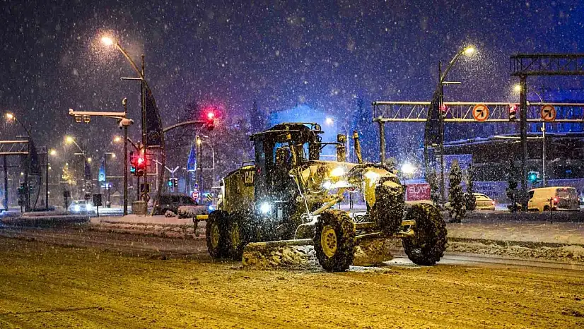 Malatya'da kardan kapanan yollar açılıyor