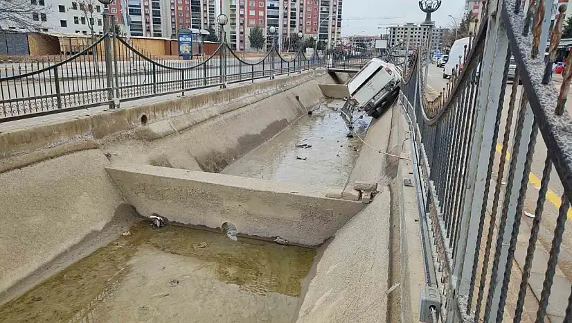 Malatya'da kontrolden çıkan pikap kanala uçtu