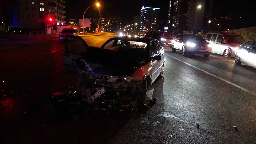 Malatya'da tır ile otomobil çarpıştı: 3 yaralı