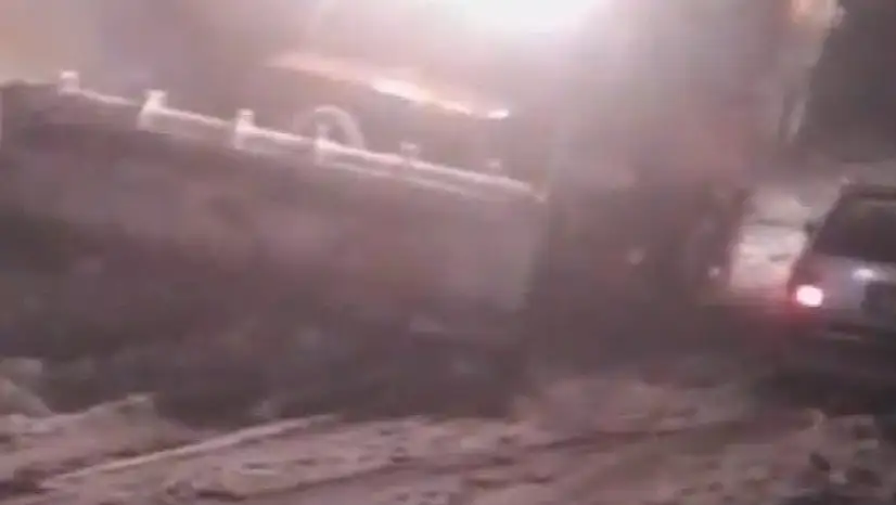 Malatya'da yoğun kar yağışı etkili oldu, çok sayıda araç yolda kaldı