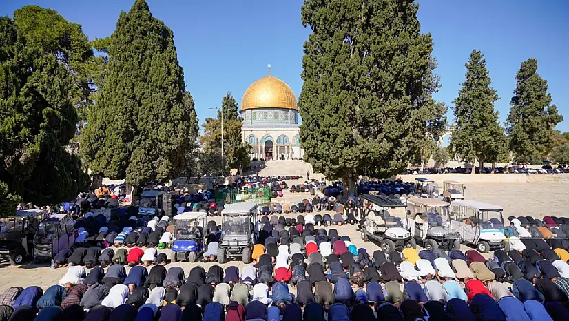 Mescid-i Aksa'da 60 bin kişi Cuma namazı kıldı