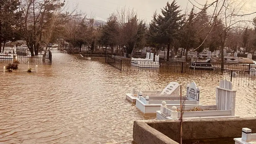 Mezarlık sular altında kaldı