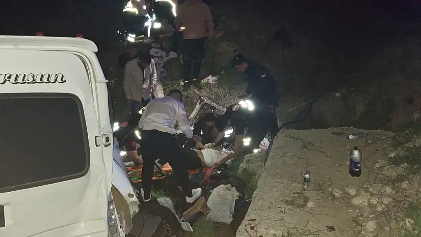 Minibüs Şarampole Yuvarlandı 2'si Ağır 8 Yaralı