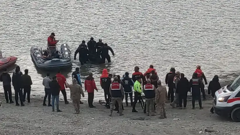 Otomobil Baraja Düştü 3 Ölü