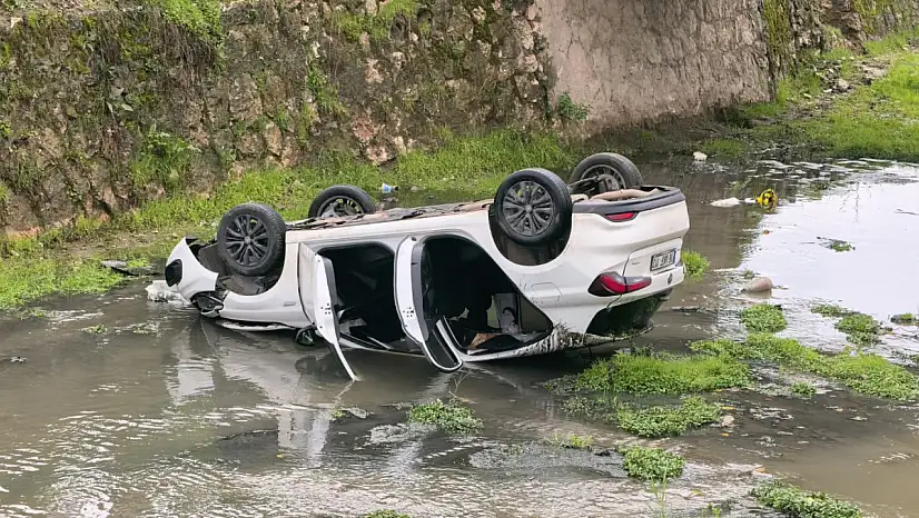 Otomobil Dere Yatağına Uçtu 3 Yaralı