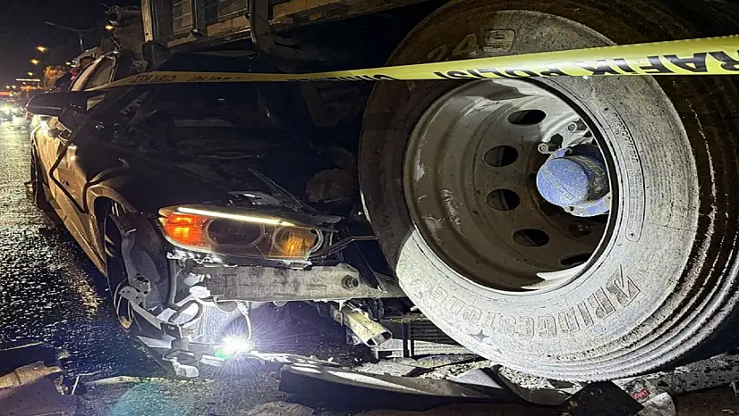Otomobil Duran Kamyona Çarptı: 1 Ölü 2 Yaralı