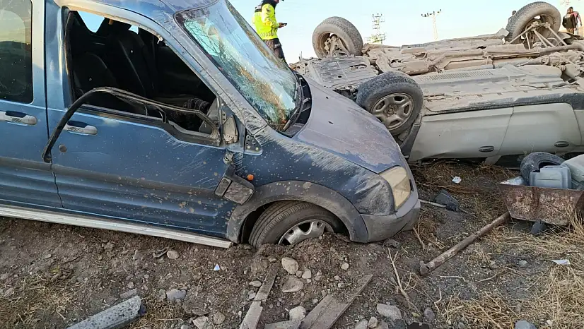 Otomobil İle Hafif Ticari Araç Çarpıştı 1 Ölü 1 Yaralı