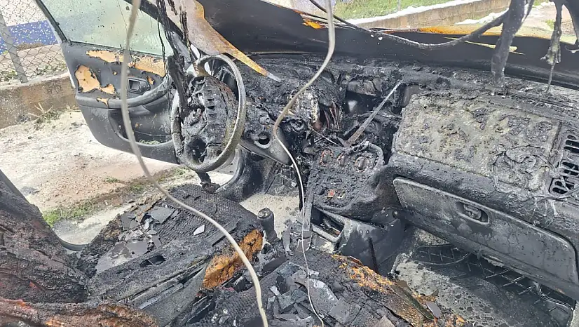 Park halindeki araç yanarak hurdaya döndü