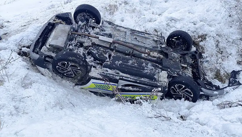 Polis Aracı Şarampole Uçtu: 2 Polis Yaralandı