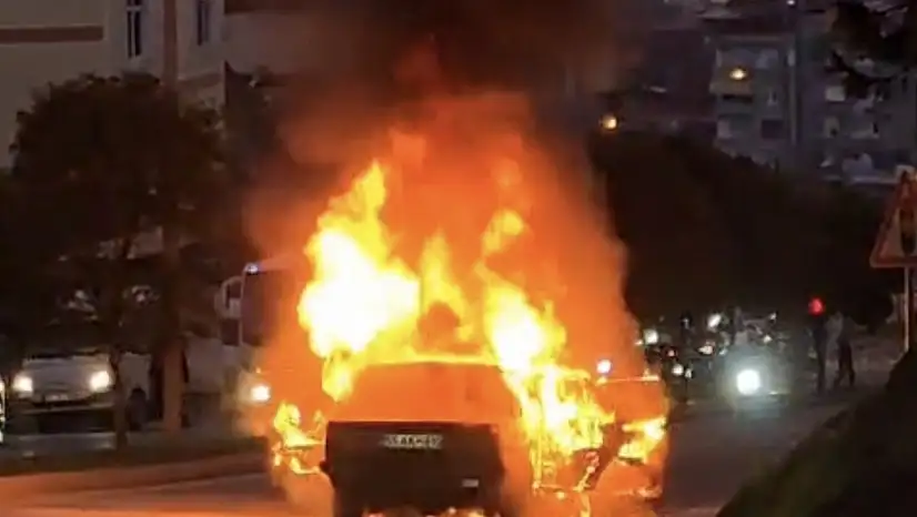 Seyir halindeki otomobil alev alev yandı