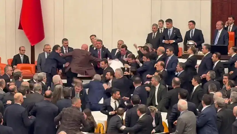 TBMM'de yemin töreni öncesi gerginlik: AK Parti ile CHP'li vekiller arasında arbede