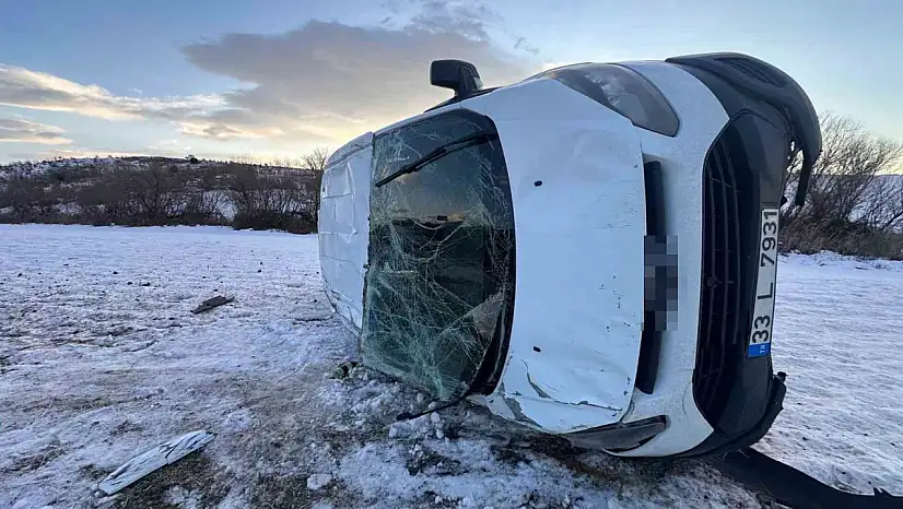 Tekeri patlayan minibüs takla attı: 4 yaralı