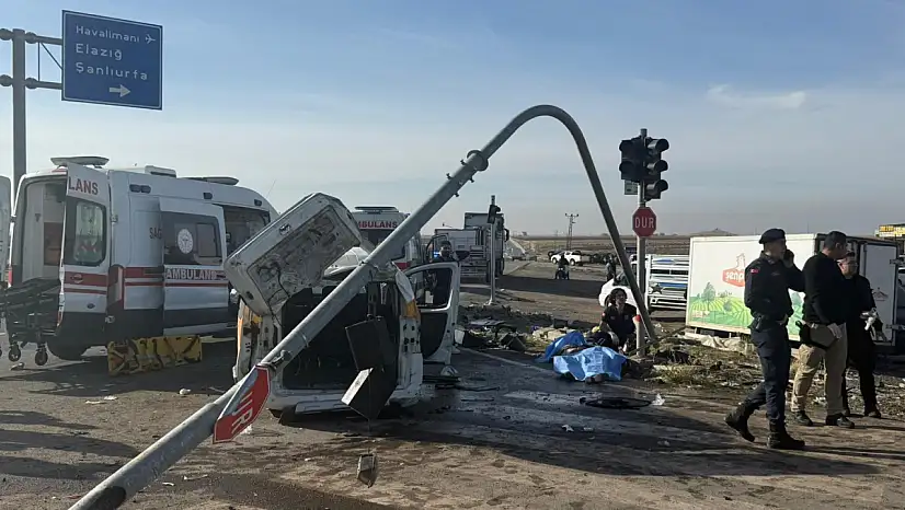 Tırın Çarptığı Araçlar Hurdaya Döndü: 2 Ölü, 3 Yaralı