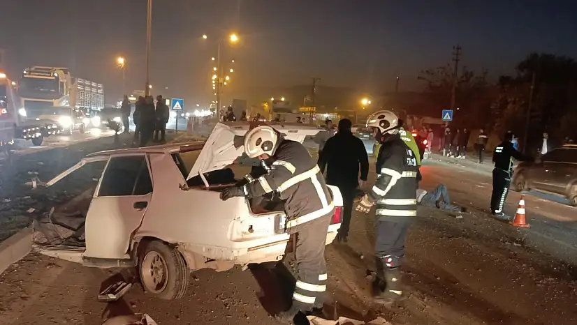 Tırla çarpışan Tofaş ikiye bölündü