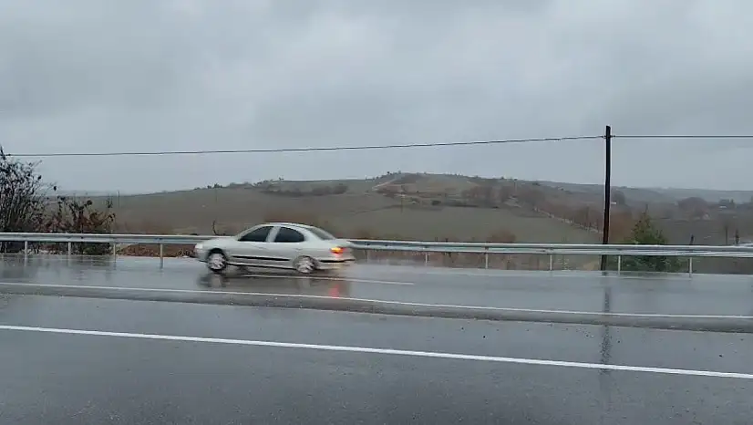 Yeni yapılan yolda yaşanan çökme kazalara daveti çıkarıyor