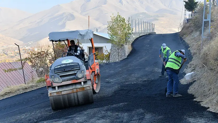 Yeşilyurt Belediyesi, Banazı'nın yollarını yeniliyor