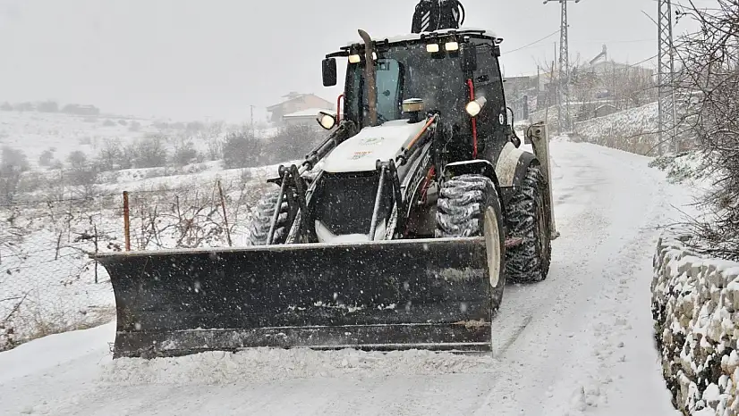 Yeşilyurt'ta karla mücadele aralıksız sürüyor
