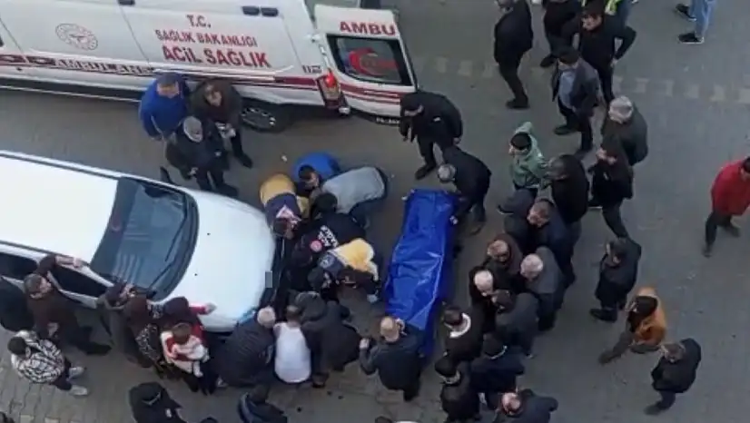 Yol ortasında eşini bıçaklayarak öldürdü