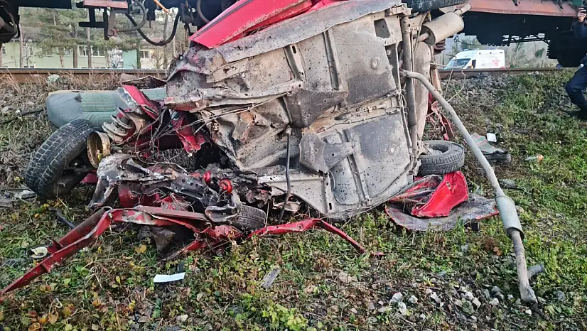 Yük treni hemzemin geçitte otomobile çarptı: 1 ölü
