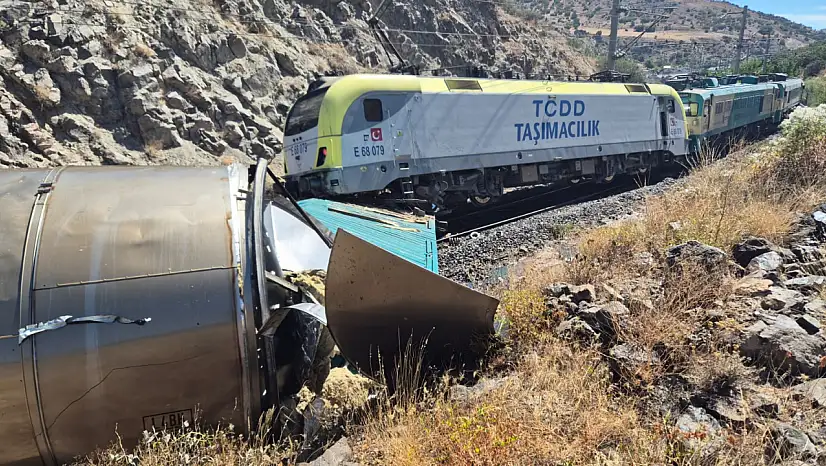 Malatya'nın Hekimhan İlçesinde Trenler Çarpıştı: 1 Yaralı