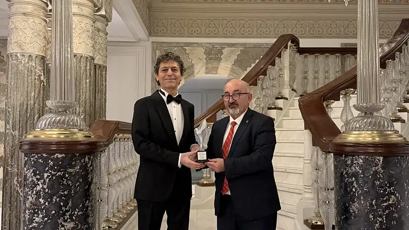 Akif Manaf'a Bir Barış Ödülü Daha: Dünyaca Ünlü Yazar Egeyön Barış Ödülünü Aldı