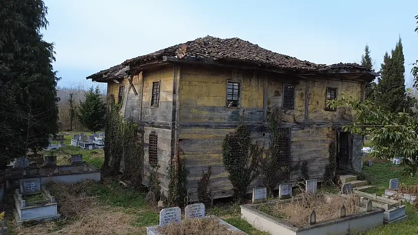 Asırlık cami ilgi bekliyor