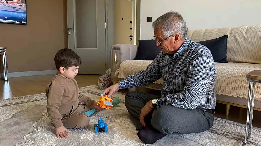 Bakan Kurum'un hikayesini paylaştığı dede ve torun deprem anlarını anlattı