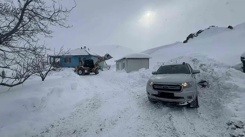 Battalgazi Belediyesi ekipleri, sağlık çalışanlarını iş makinesiyle hastaya ulaştırdı