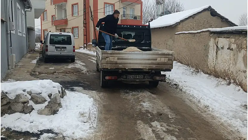 Battalgazi Belediyesi'nin buzlanmaya karşı tuzlama çalışması sürüyor