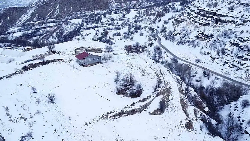 Beyaza bürünen 2 bin rakımdaki mahalleler havadan görüntülendi