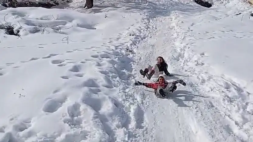 Çocukların karın keyfini tepsi ve bidonlarla çıkardı