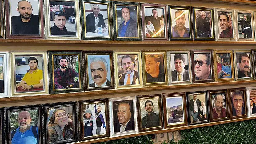 Deprem şehitlerinin fotoğrafları 3 yıldır çay ocağının duvarında asılı