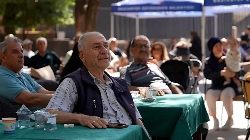 Emeklilerin Yeni Buluşma Noktası Çınar Ağaçları Altında Sıcak Sohbetler