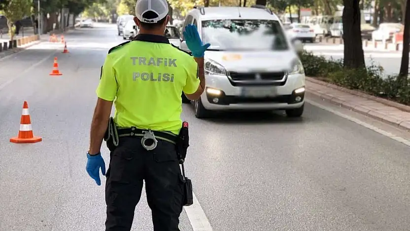 Hız İhlalleri Trafikte Başı Çekiyor! Bakan Yerlikaya Paylaştı