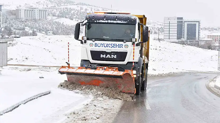 Malatya Büyükşehir Belediyesi'nden yoğun kar mesaisi