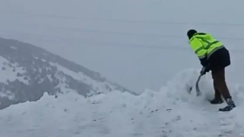 Malatya'da 2 bin rakımda dam üstlerinde kar mesaisi