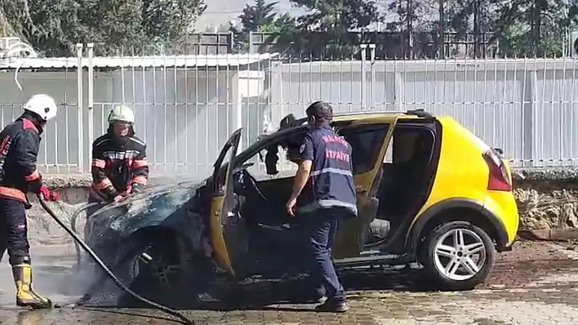 Malatya'da Hareket Halindeki Taksi Bir Anda Yandı!