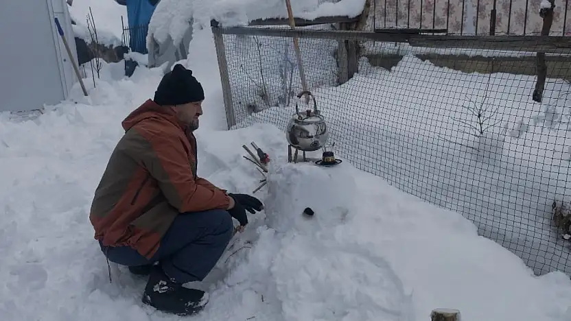 Malatya'da kardan soba yapan esnaf çay demledi
