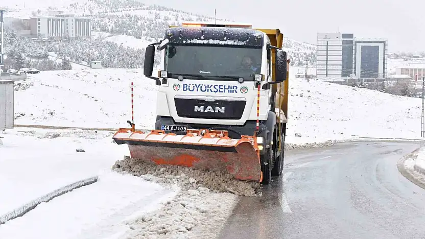 Malatya'da karla mücadele sürüyor