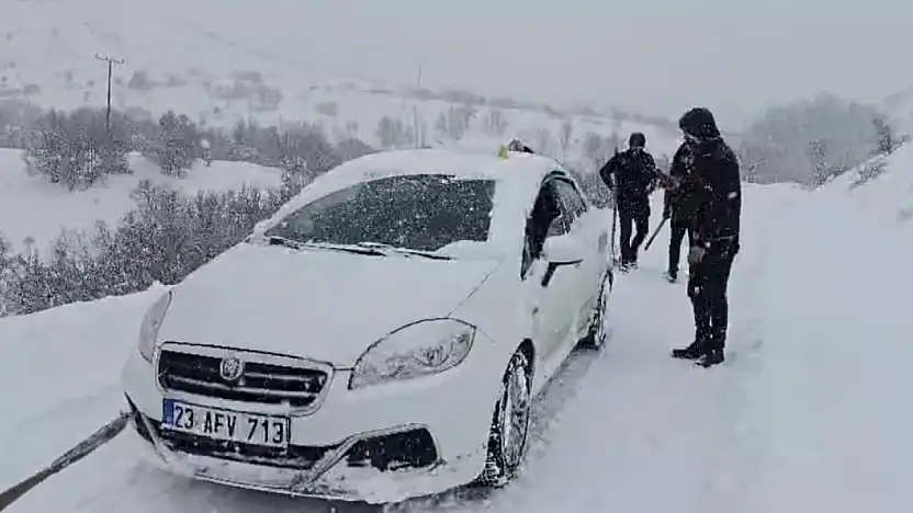 Malatya'da karlı yolda kalan araç ve hasta vatandaşlara büyükşehir ekipleri yetişti