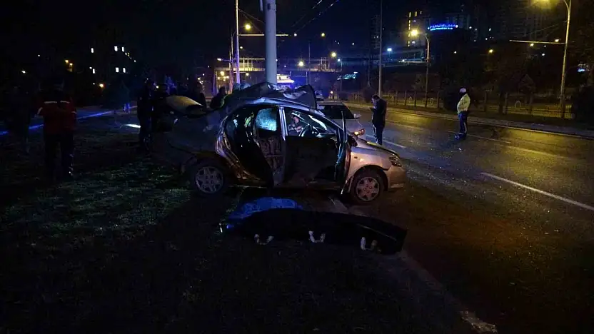 Malatya'da kontrolden çıkan araç trambüs direğine çarptı: 1 ölü 1 ağır yaralı