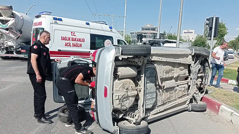 Malatya'da Kontrolden Çıkan Otomobil Yan Yattı!