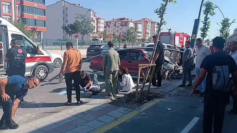 Malatya'da Otomobil Aydınlatma Direğine Çarptı 4 Yaralı