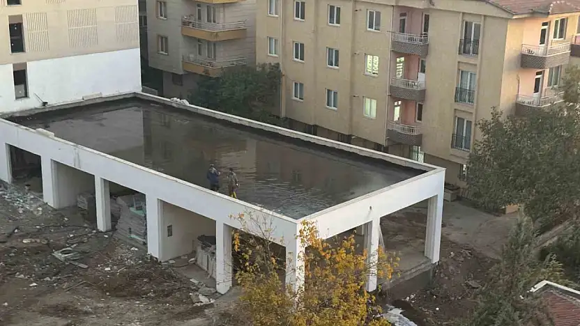 Malatya'da rezerv alandaki inşaat suyla doldu, tahliye için duvar delindi