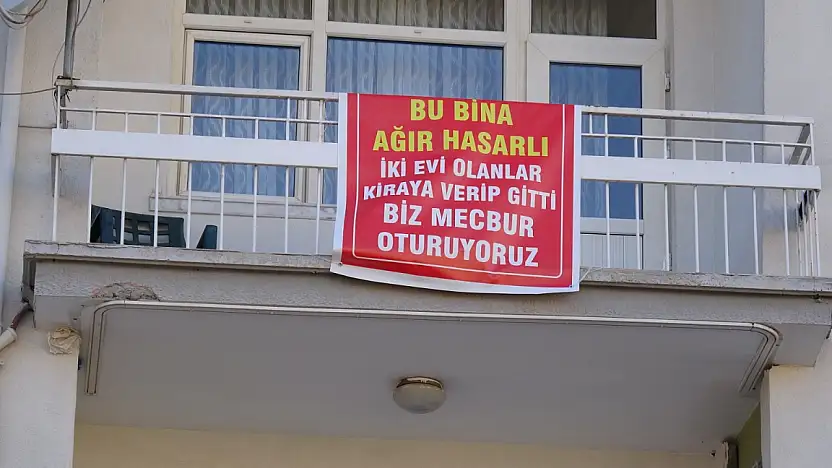 Malatya'da Binadaki Gerçek Hasar Pankartla Duyuruldu
