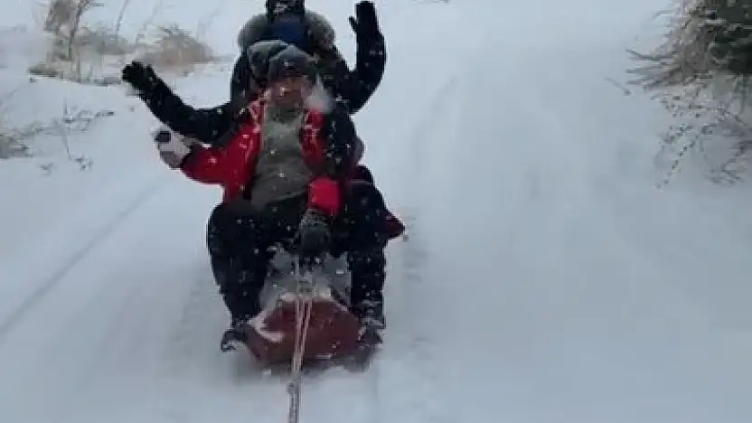 Malatya'da traktör arkasında karda 'sörf'