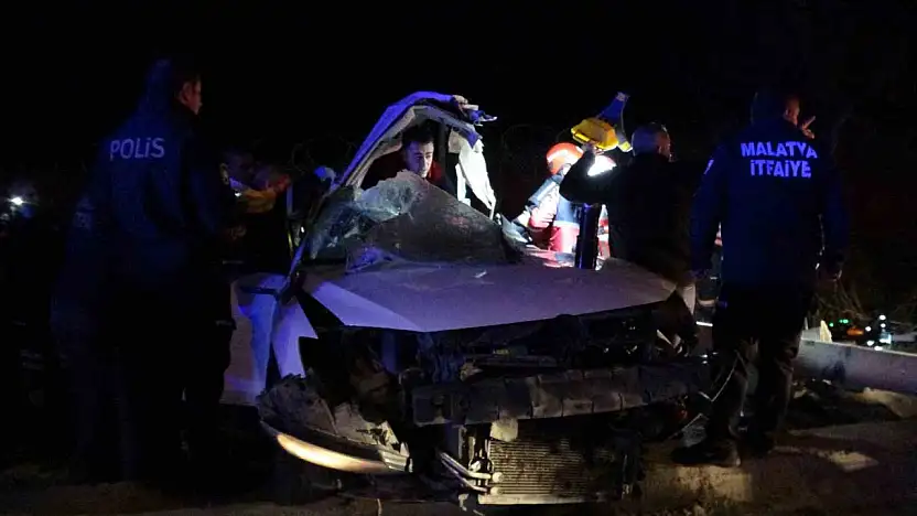 Malatya'da trambüs direğine çarpan araç kağıt gibi dağıldı: 1'i ağır 2 yaralı