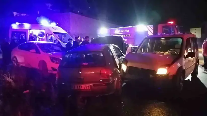 Malatya'da üç aracın karıştığı kazada 2 kişi yaralandı
